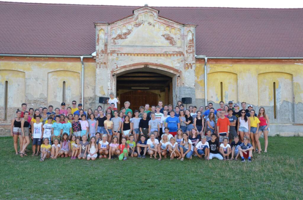 Gruppenfoto vom Lager 2019. Es waren 75 Kinder und 30 Betreuer am Lager.