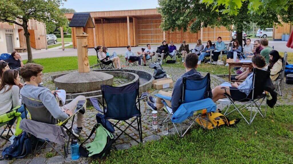 Lagercheck im klassischen Camping-Sessel-Kreis